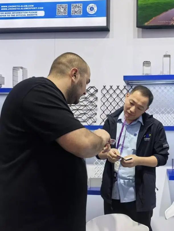 中亞鋁業 “鋁” 光閃耀:廣交會首日現場搶“鮮”看!(圖5) 中亞鋁業 “鋁” 光閃耀:廣交會首日現場搶“鮮”看!(圖5)